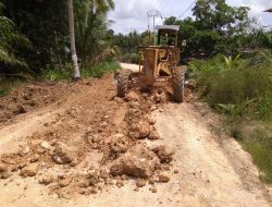 Melalui Program CSR, PT Mamung Perbaiki jalan di Desa Martasari