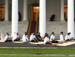 Presiden Jokowi dan Ibu Negara Salat Idulfitri di Halaman Istana Kepresidenan Bogor