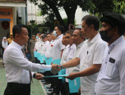 Camat Tallo Serahkan SK Wali Kota Makassar Kepada Pj. Ketua LPM pada Upacara Pengibaran Bendera