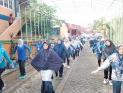 Sekretaris Kecamatan Tallo Lakukan Senam di Kelurahan Wala-Walaya