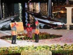 Pemerintah Kota Makassar Hadiahi Sandiaga Uno Lukisan Phinisi, Dilukis Pakai Tanah Liat