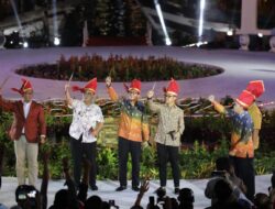 Event F8, Menparekraf Sandiaga Uno Terima Badik Pusaka dari Tobarania Makassar
