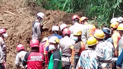 Operasi SAR Diperpanjang, Relawan Pasukan 133 LSM GMBI Terus Berusaha Mencari Korban Gempa Cianjur