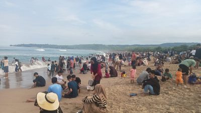 Akhir Pekan Libur Lebaran, Pantai Sawarna di Lebak-Banten Dipadati Puluhan Ribu Wisatawan